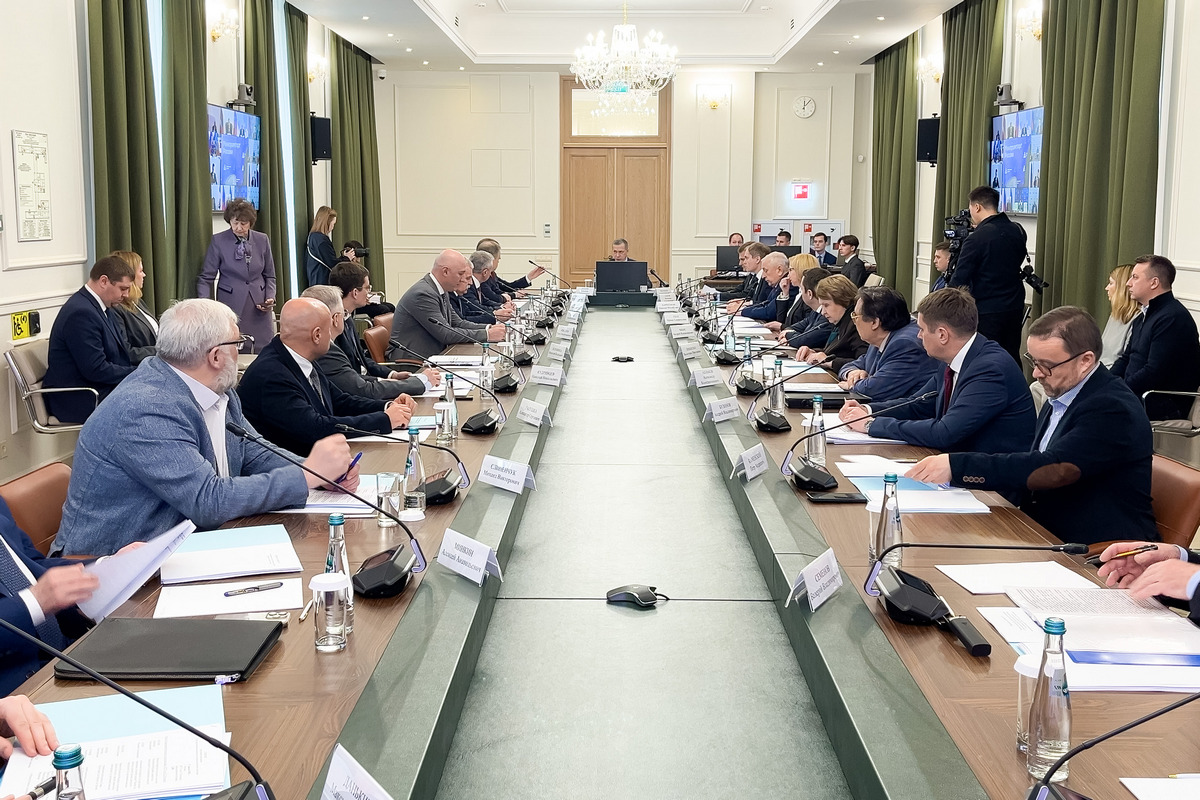 Для Арктики готовят грузовой флот, земснаряды и спутники