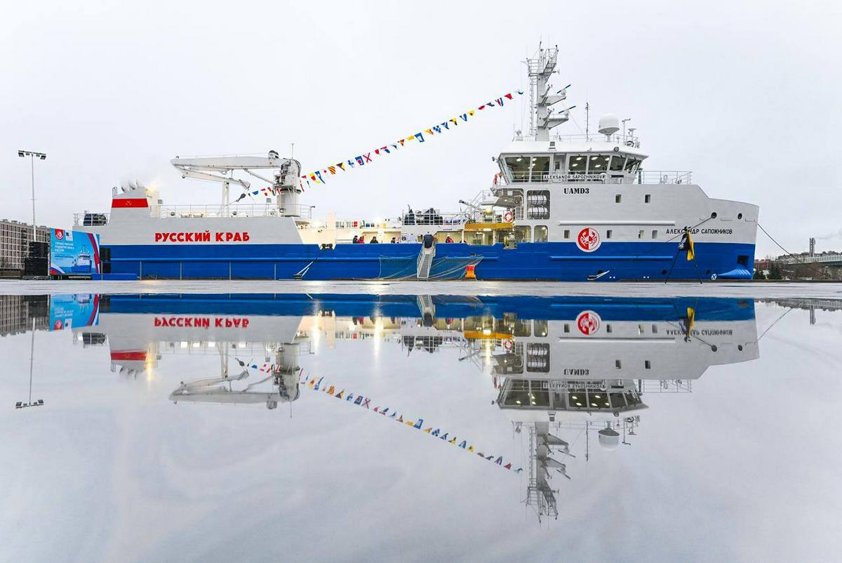 На новейшем краболове «Александр Сапожников» подняли флаг России