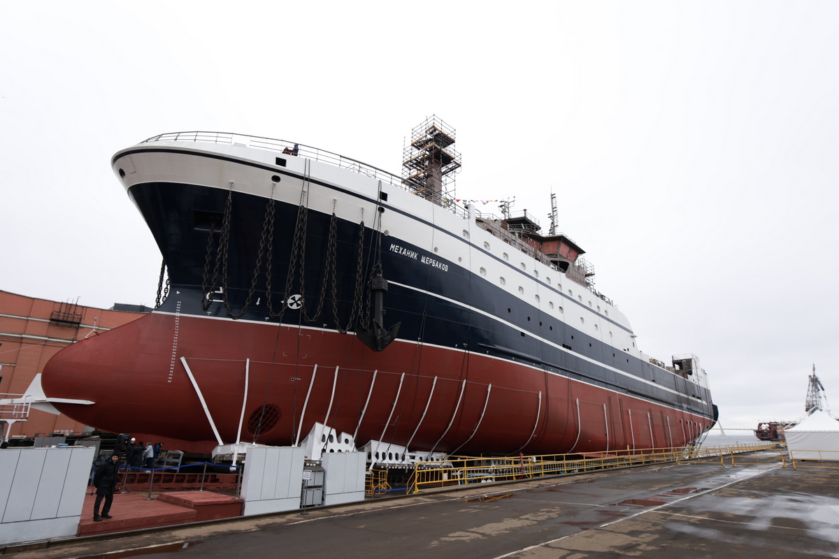 В Петербурге спустили на воду морозильный супертраулер «Механик Щербаков»