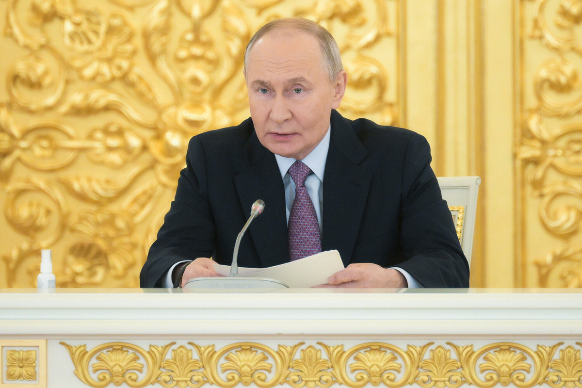 Президент поручил принять программу восстановления логистических и складских объектов