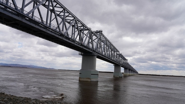Строители завершили возведение российской части первого ж/д моста через Амур