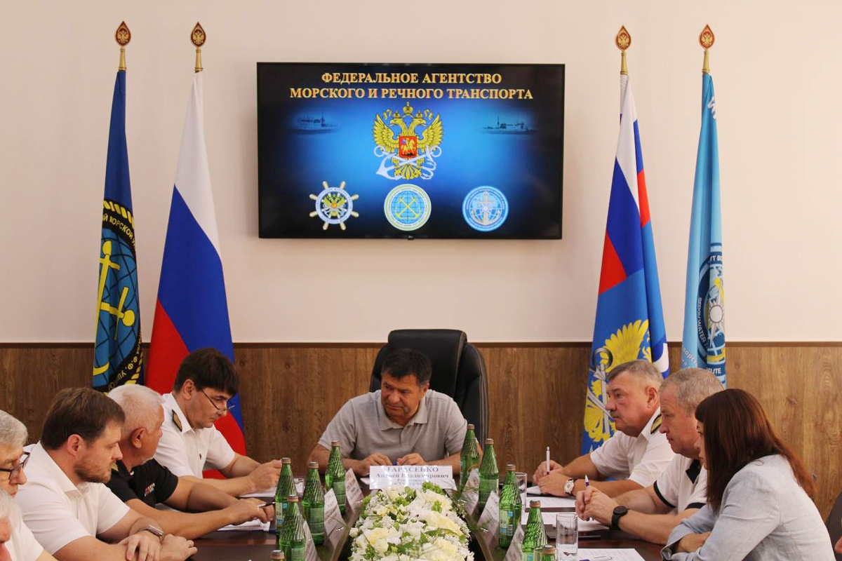 Вопросы безопасности мореплавания в Азово-Черноморском бассейне обсудили на встрече руководителя Росморречфлота и представителей отрасли