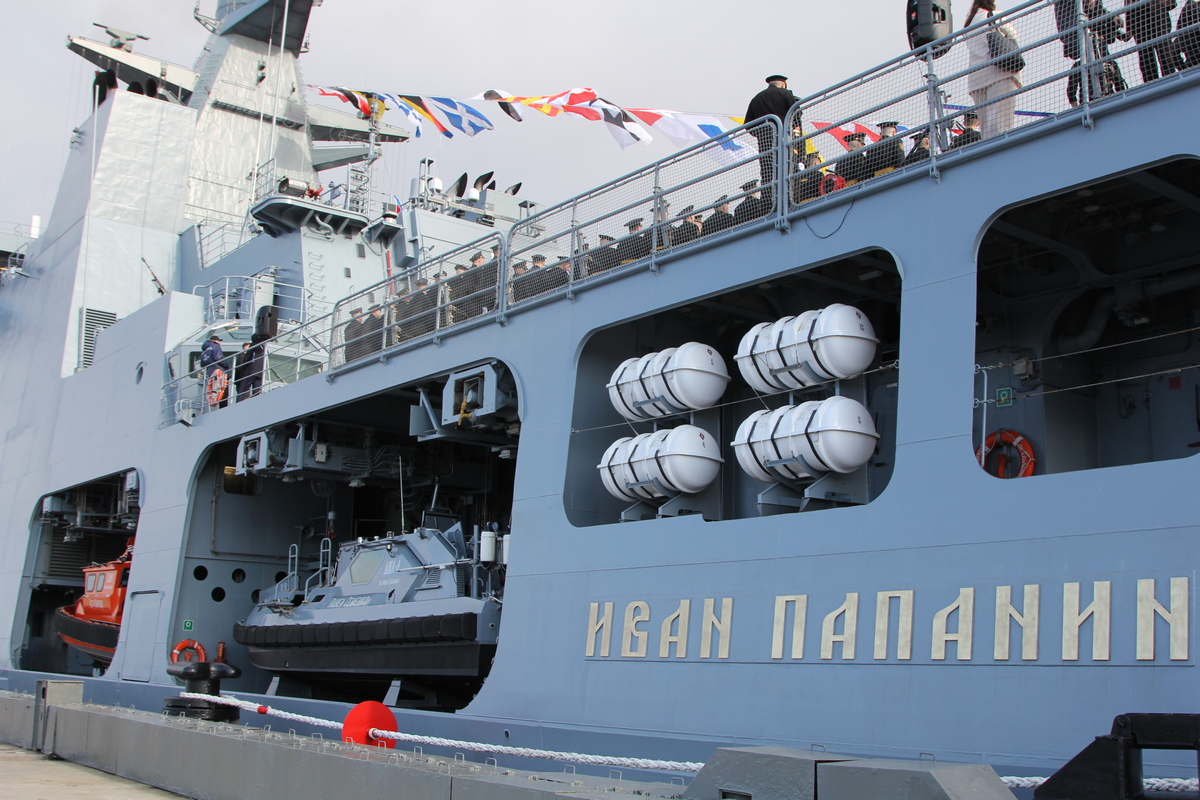 Первый боевой ледокол для Арктики «Иван Папанин» передали ВМФ