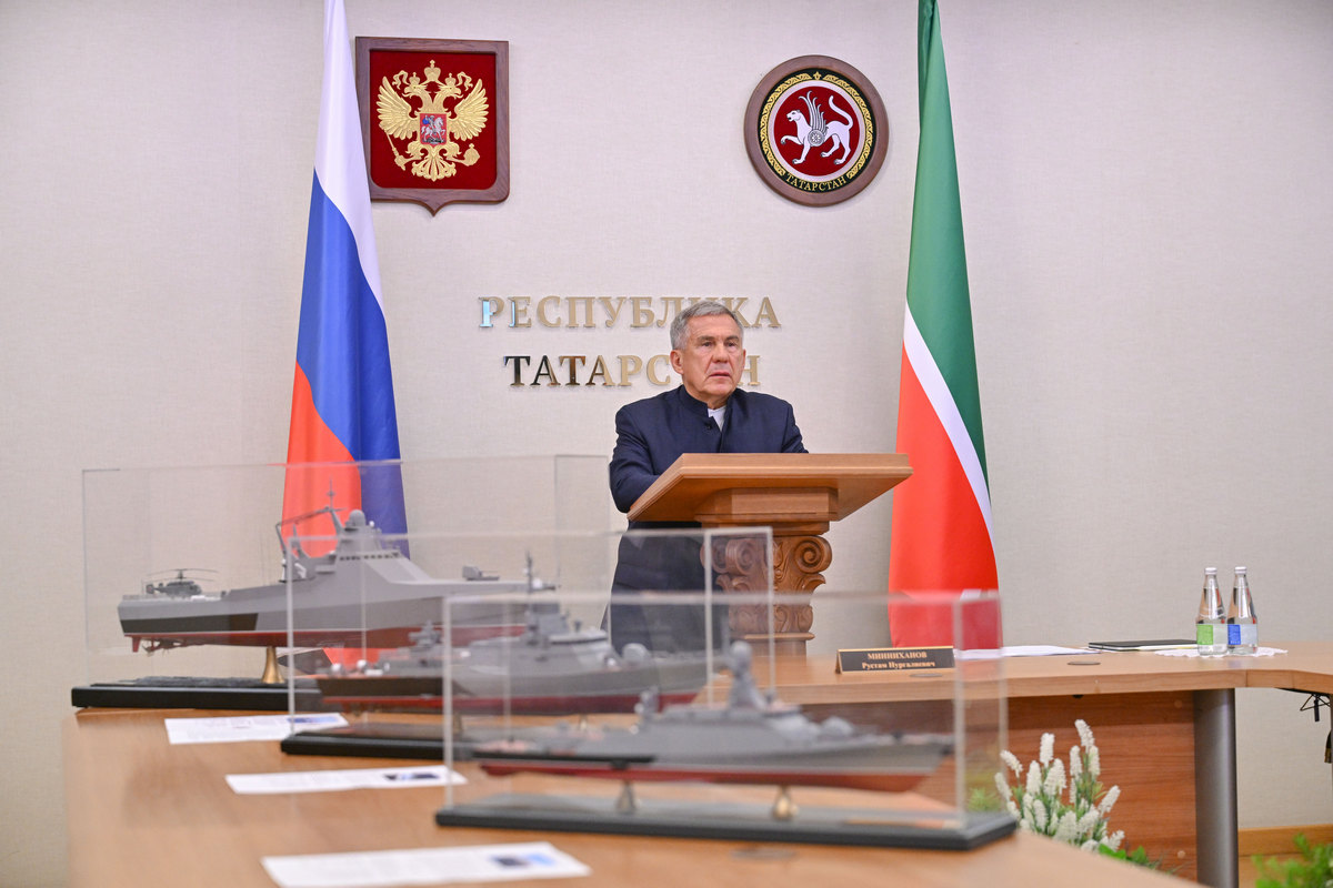 На кораблях «Виктор Великий», «Ставрополь» и «Тайфун» подняли флаг ВМФ