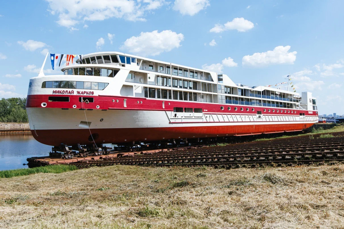 ОСК спустила на воду круизный лайнер «Николай Жарков» 