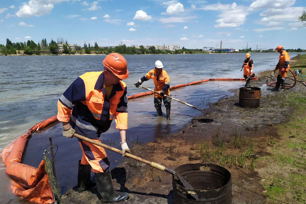 В Астраханской области ликвидировали крупнейший нефтеразлив за последние 15 лет