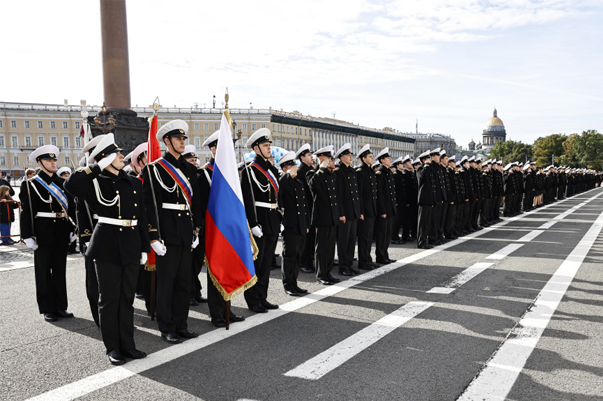 На Дворцовой площади Петербурга посвятили в курсанты ГУМРФ им. адм. С.О. Макарова 540 человек