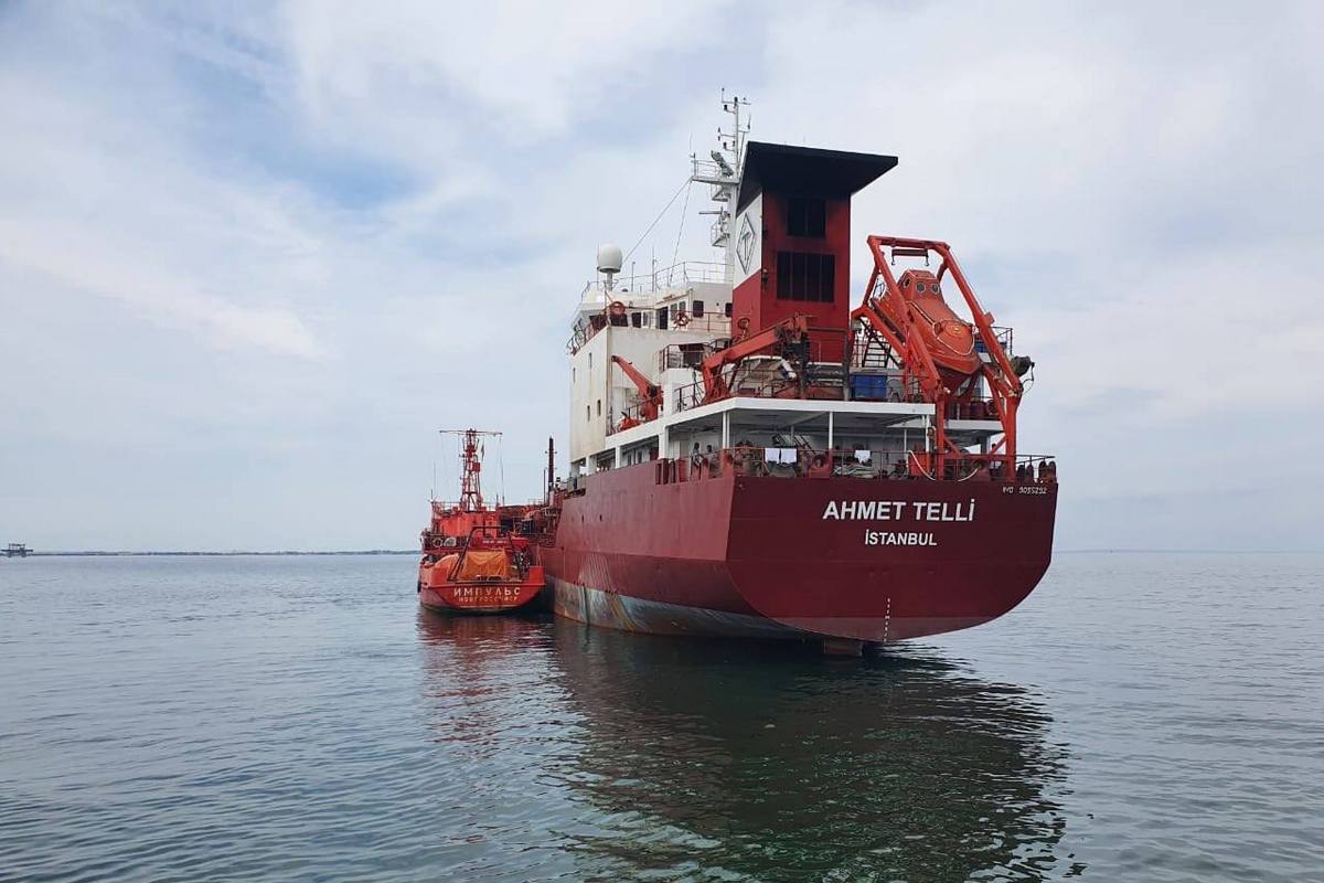 На танкере-химовозе Ahmet Telli в Азовском море потушили пожар, есть пострадавший
