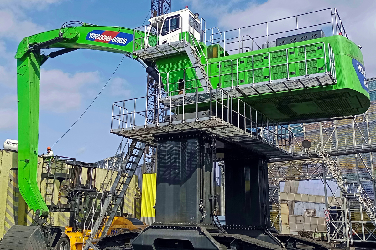 Новый грейферный погрузчик поступил в ММТП 