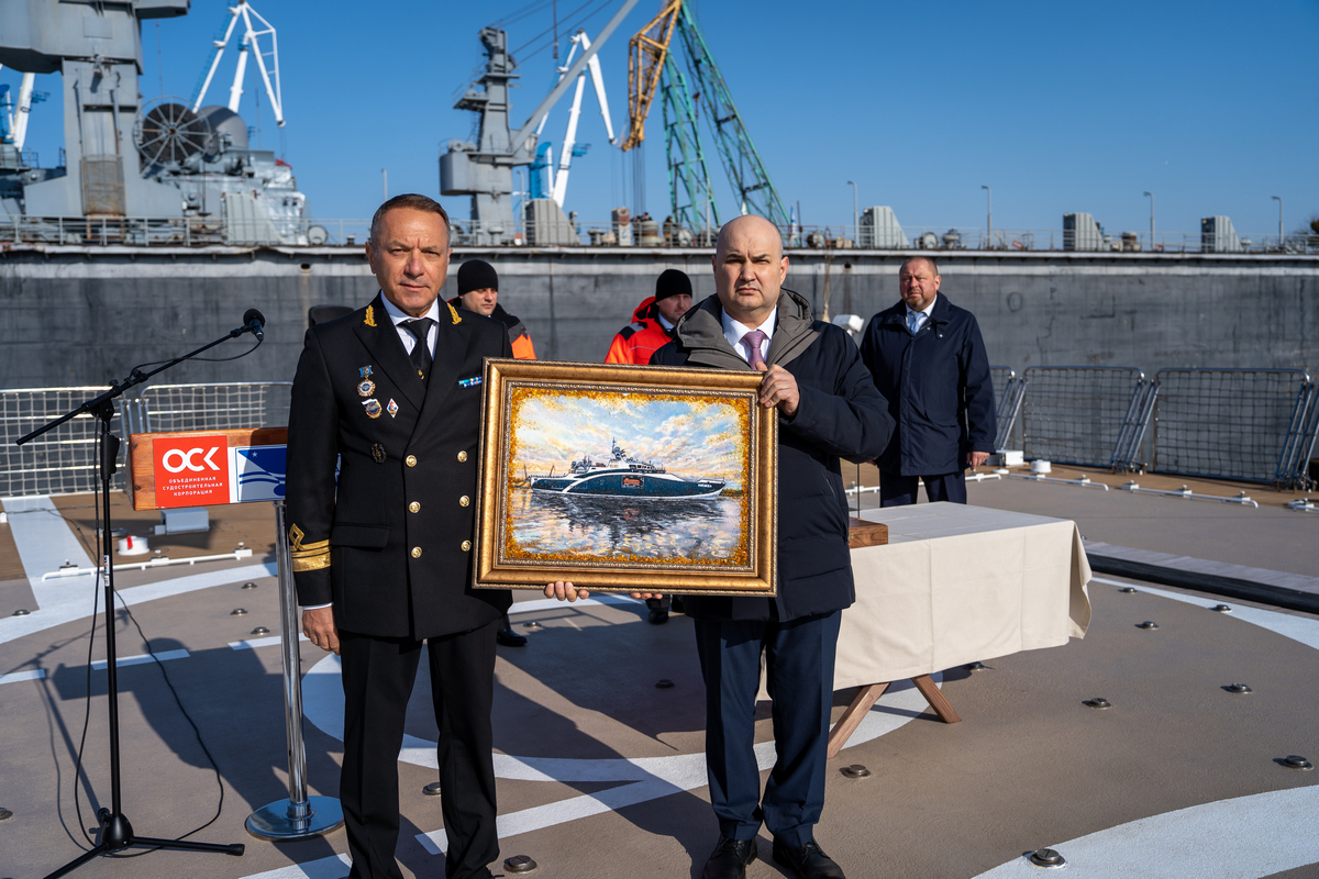 Флаг России подняли на новом спасательном судне «Воевода»