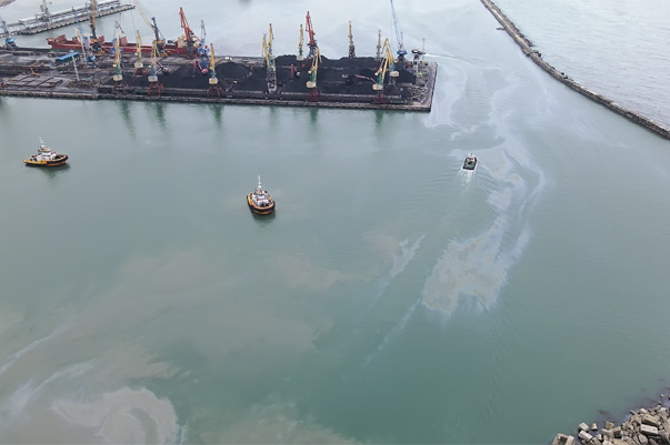 На выброс в море нефтесодержащих вод среагировали оперативно 