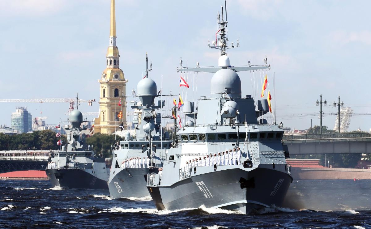 Около 200 кораблей и 15 тыс. военных приняли участие в парадах по случаю дня ВМФ