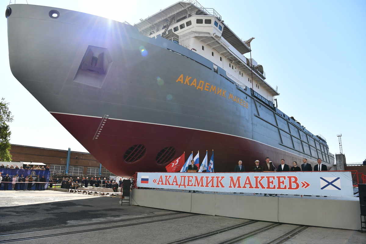 Из эллинга ЦС «Звездочка» вывели морской транспорт вооружения «Академик Макеев»