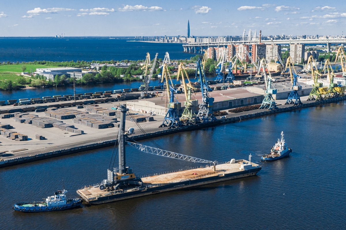 ГК «СММ» передислоцировала 510-тонный собранный кран в акватории порта Санкт-Петербурга 