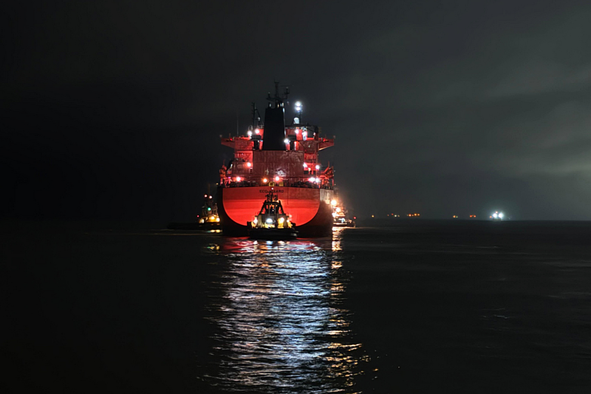 Лоцманы «Росморпорта» обеспечили проводку потерявшего ход газовоза в неспокойном Балтийском море