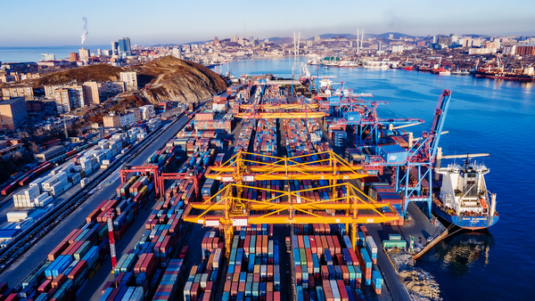 Владивостокский торговый порт стал лидером по контейнерообороту в России