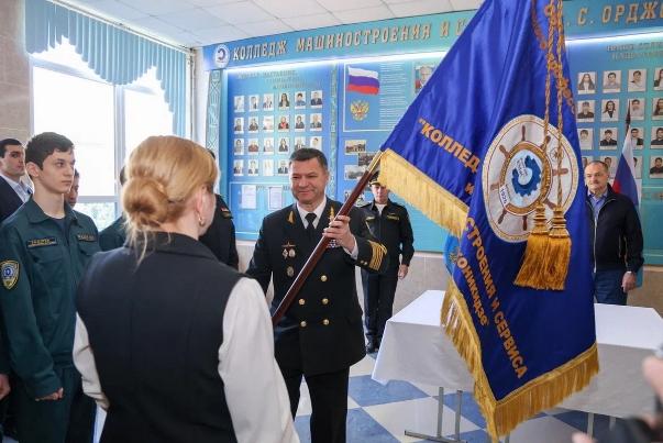 Колледжу машиностроения и сервиса им. С. Орджоникидзе в Дагестане вручили знамя отраслевого учебного заведения Росморречфлота