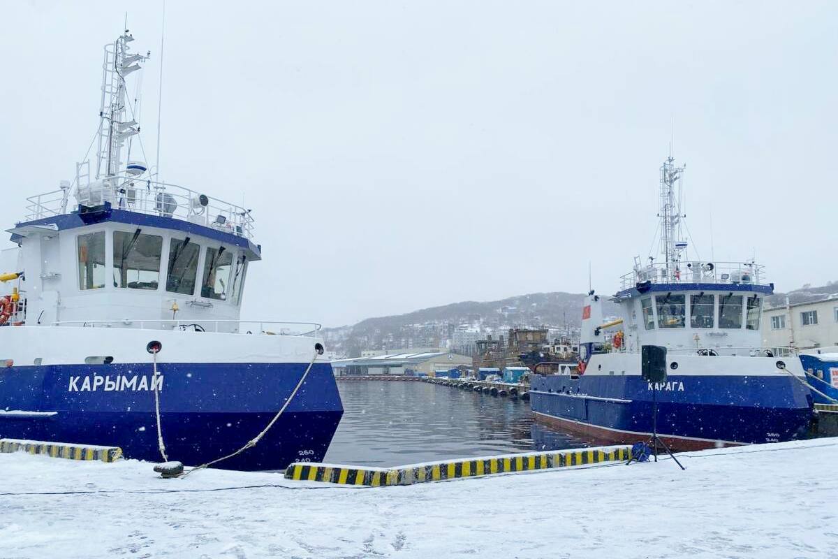 На Камчатке подняли флаг России на двух новых сейнерах