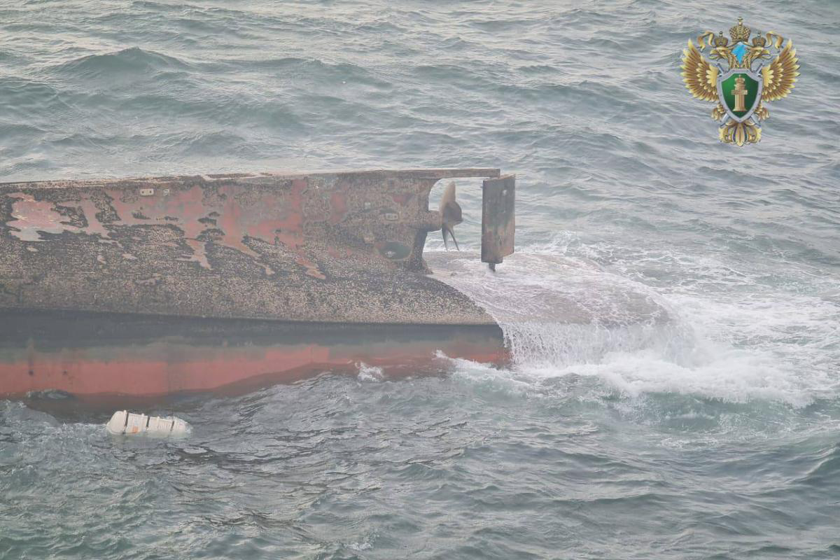 В порту Корсаков перевернулось судно, два человека погибли, трое пропали