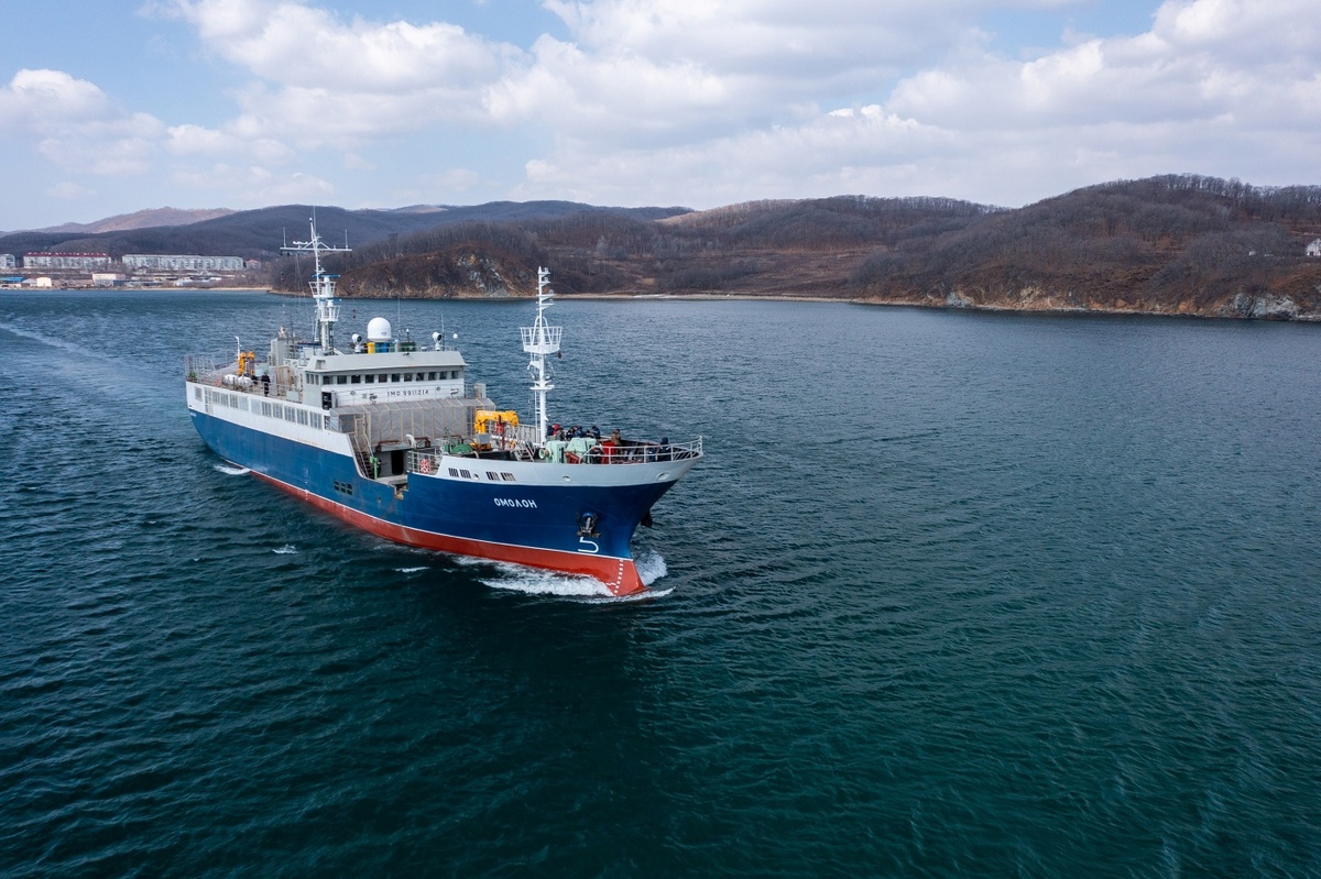 Хабаровский ССЗ передал новейший краболов магаданским рыбакам