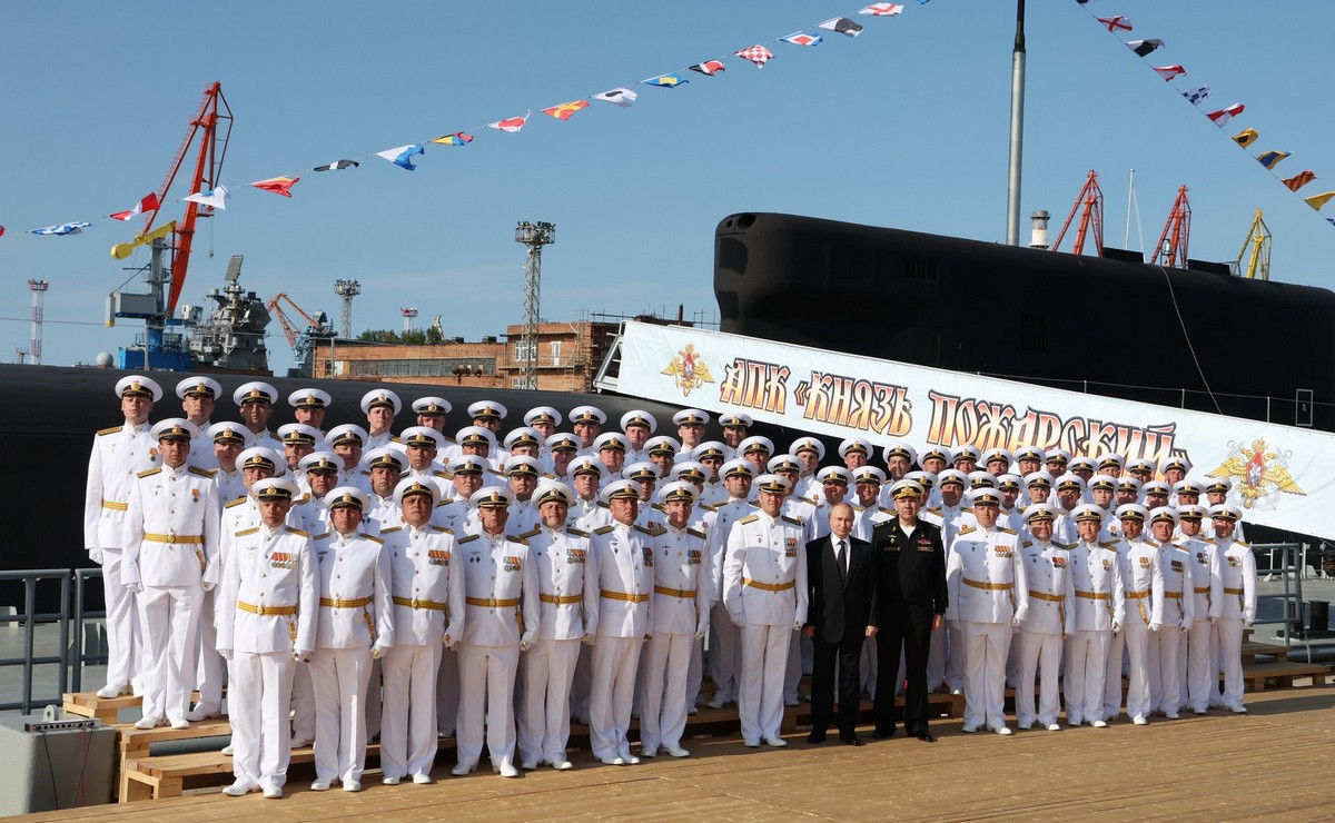 На атомном подводном ракетоносце «Князь Пожарский» подняли флаг ВМФ