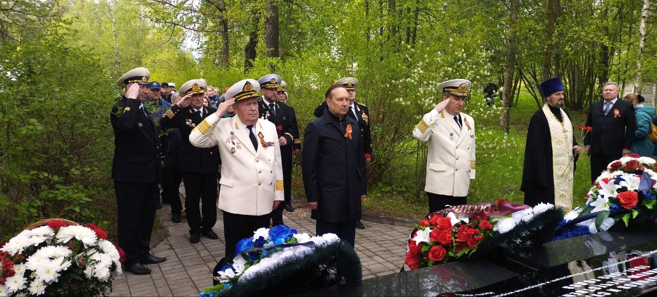 Ветераны морского и речного флота возложили цветы к мемориалу Великой Отечественной войны в пансионате «Моряк»