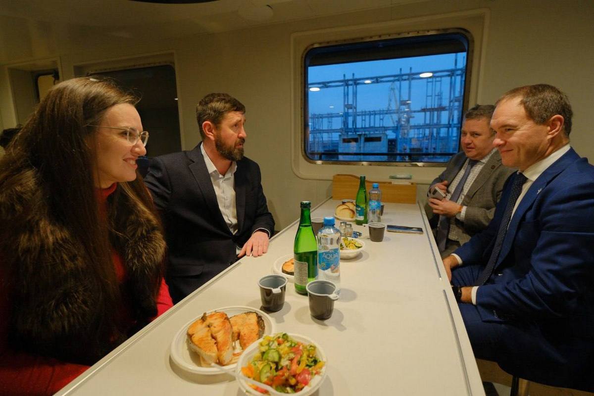 На камбузе строящегося на Северной верфи траулера «Капитан Геллер» приготовили первый обед