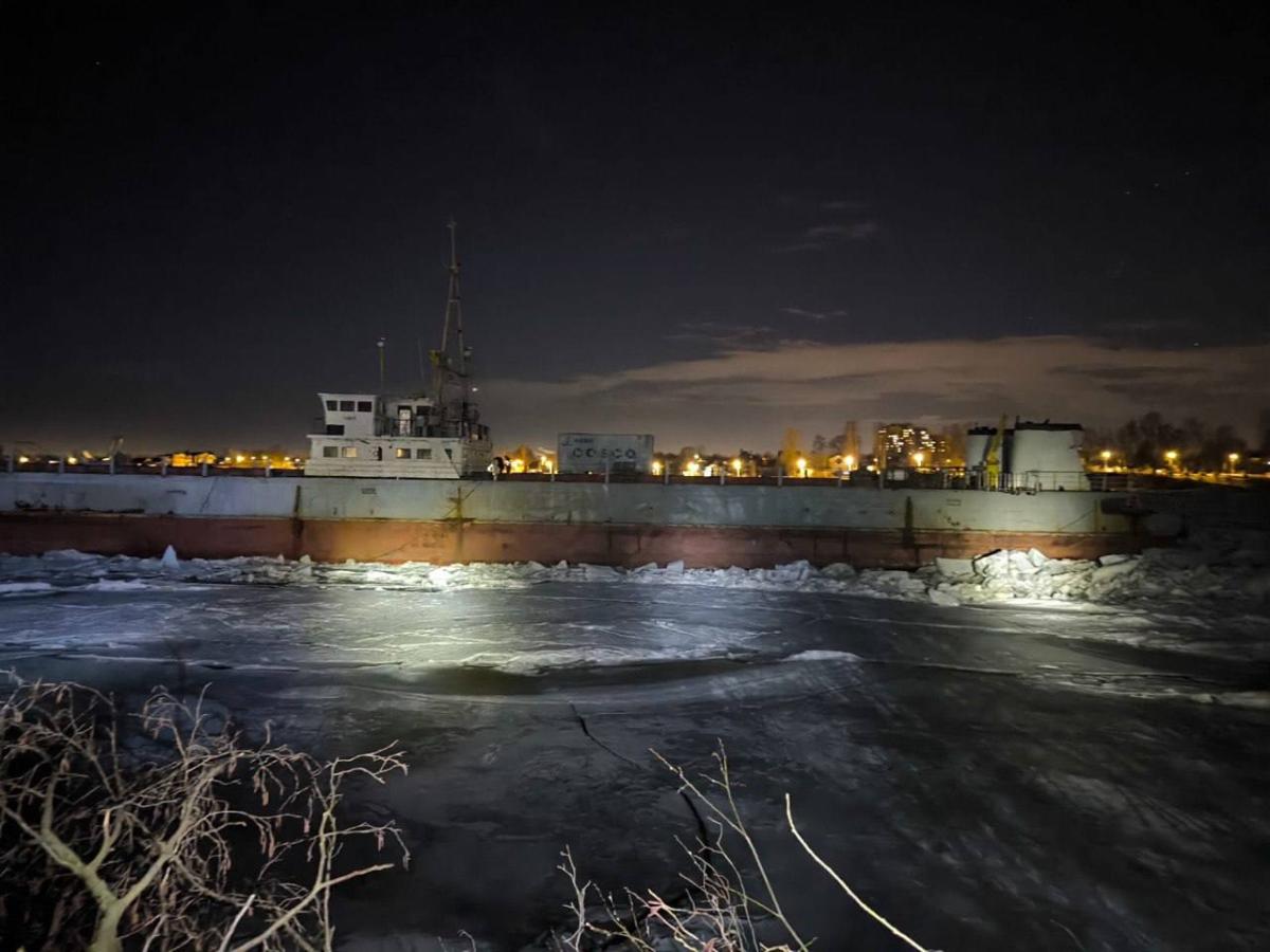 В Ленобласти сухогруз оторвался от причала и застрял во льдах В Ленобласти сухогруз оторвался от причала и застрял во льдах