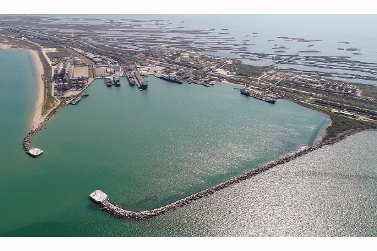 В прифронтовых условиях порт Кавказ сохранил больше 60% судозаходов