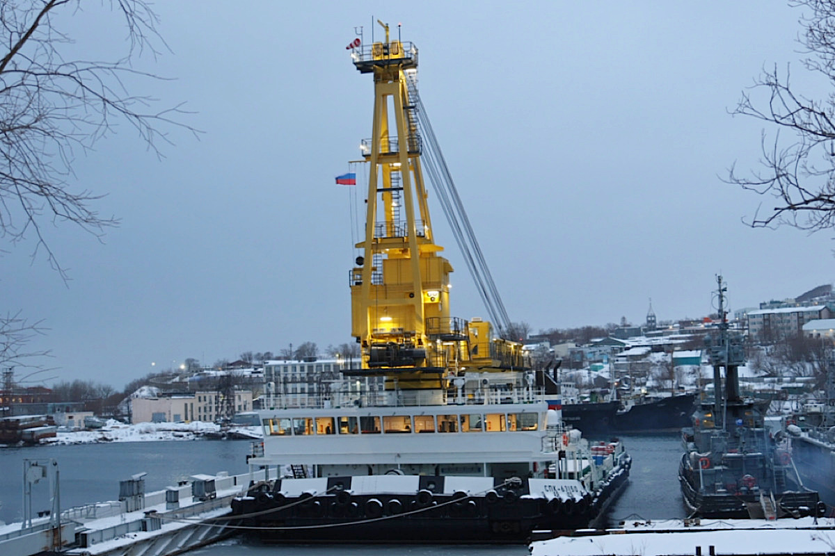 В состав Тихоокеанского флота приняли новейший плавучий кран СПК-150