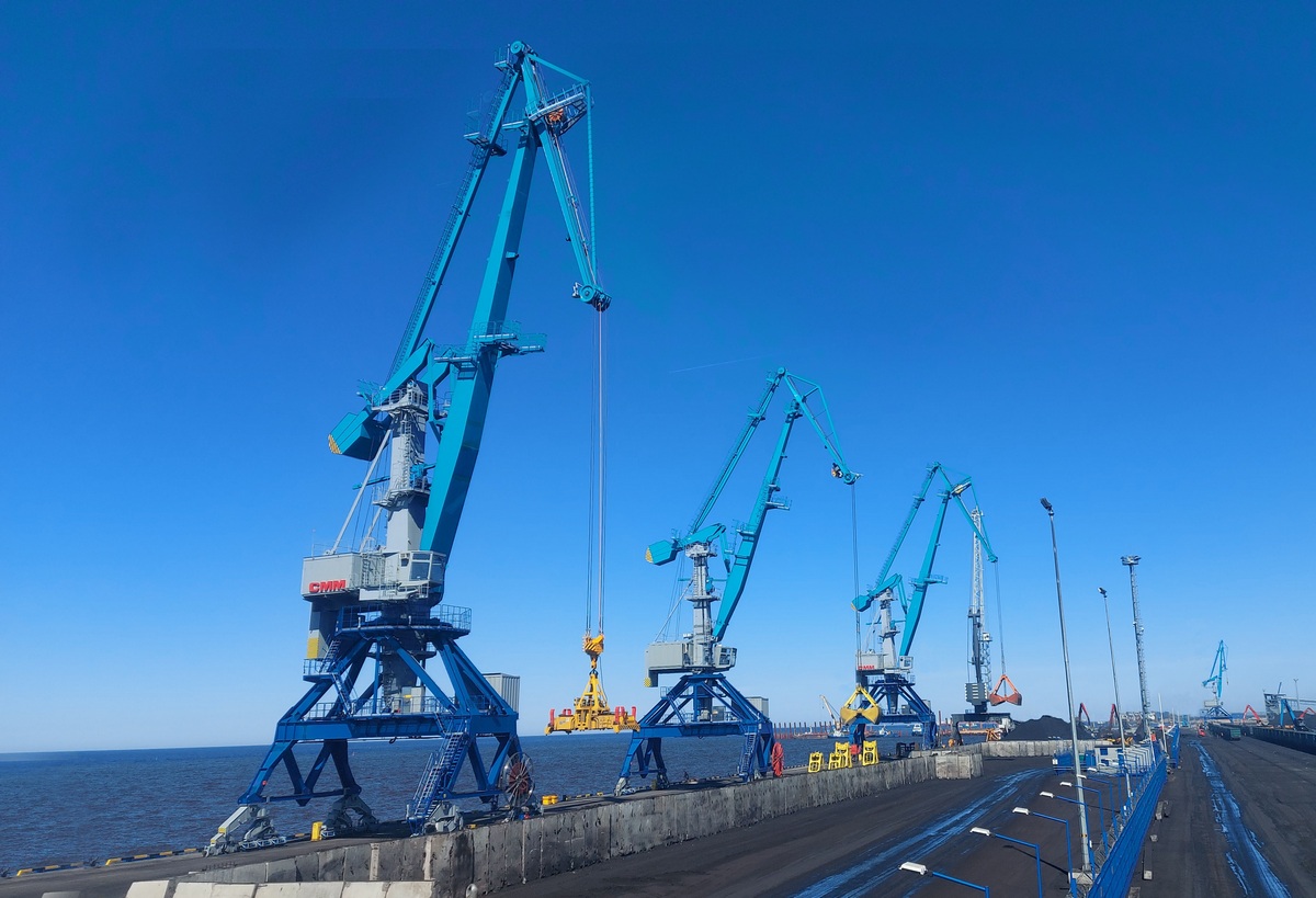 ГК «СММ» поставила четыре портальных крана  универсальному терминалу в Усть-Луге