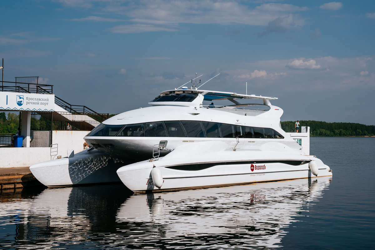 «ВодоходЪ» запустил в Ярославле пассажирский маршрут на электрокатамаране «Белояр»