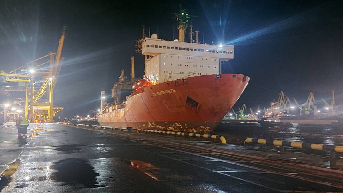 Лихтеровоз «Севморпуть» вышел в третий субсидируемый каботажный рейс на Дальний Восток 