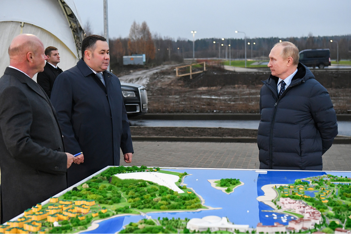 Владимир Путин посетил площадку строительства нового речного порта в Завидово в Тверской области 