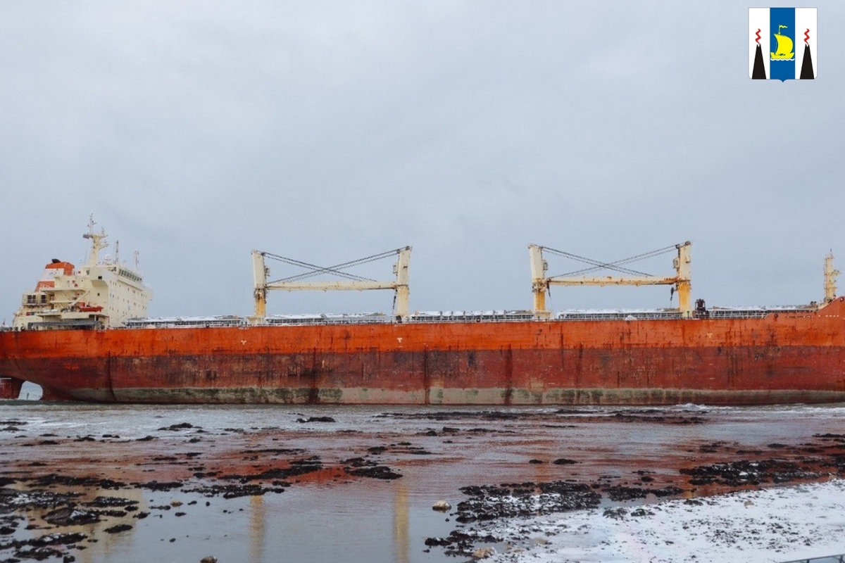 Севший на мель в феврале под Невельском китайский сухогруз обесточило во время шторма, экипаж эвакуируют