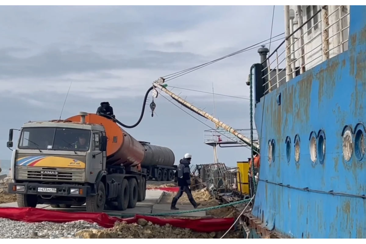 Путин поручил провести ревизию нормативной базы морских и речных перевозок нефти