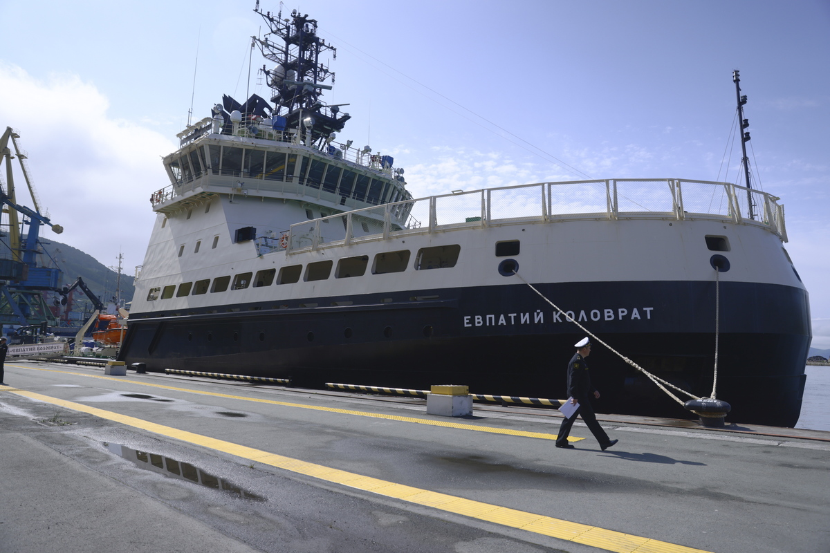 На ледоколе «Евпатий Коловрат» подняли флаг ВМФ