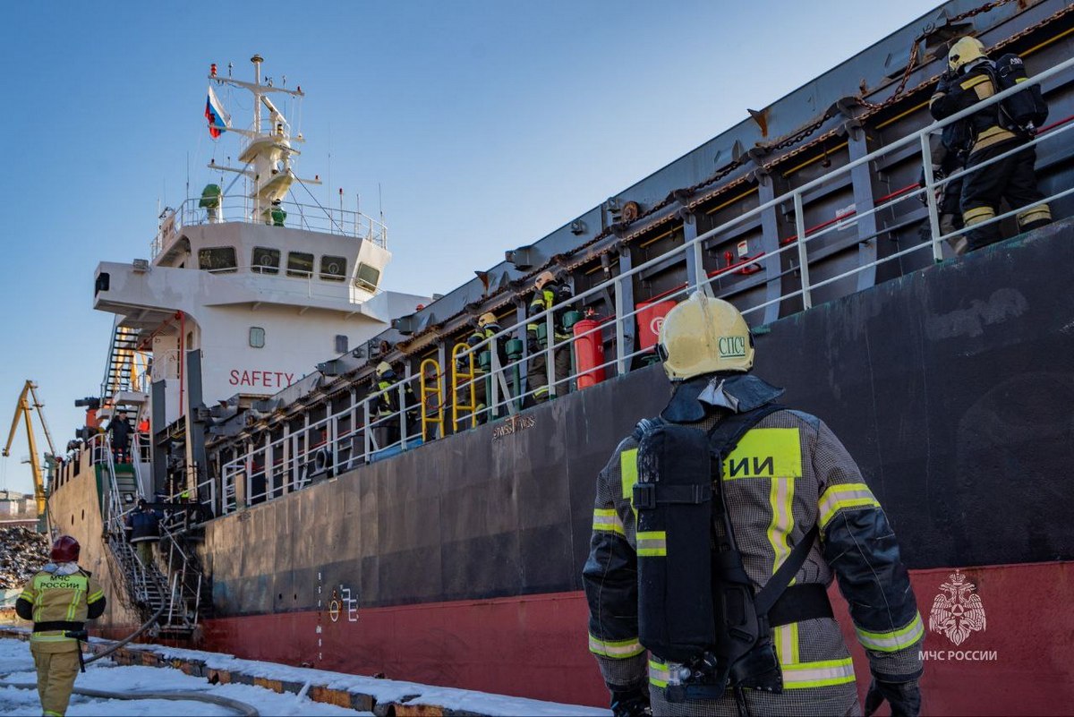 В порту Петропавловск-Камчатский потушили пожар на судне 