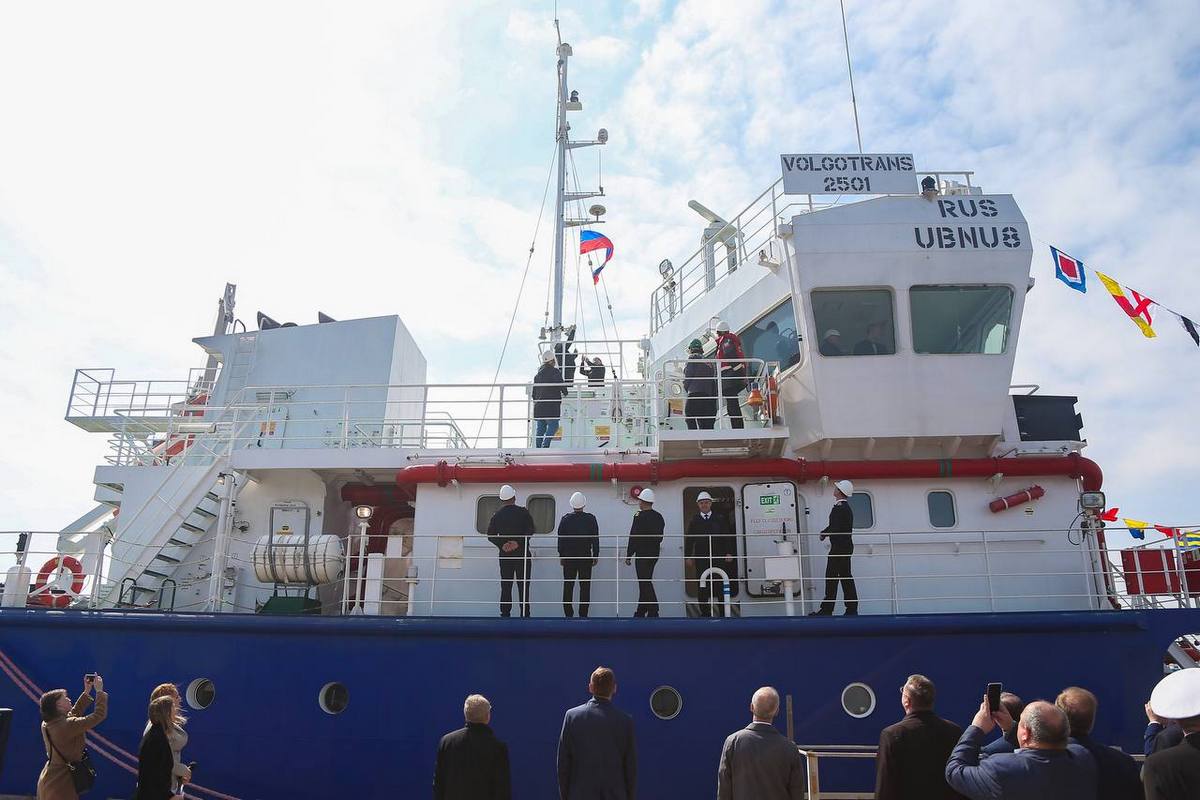 На новом танкере-химовозе ССЗ «Лотос» подняли флаг РФ