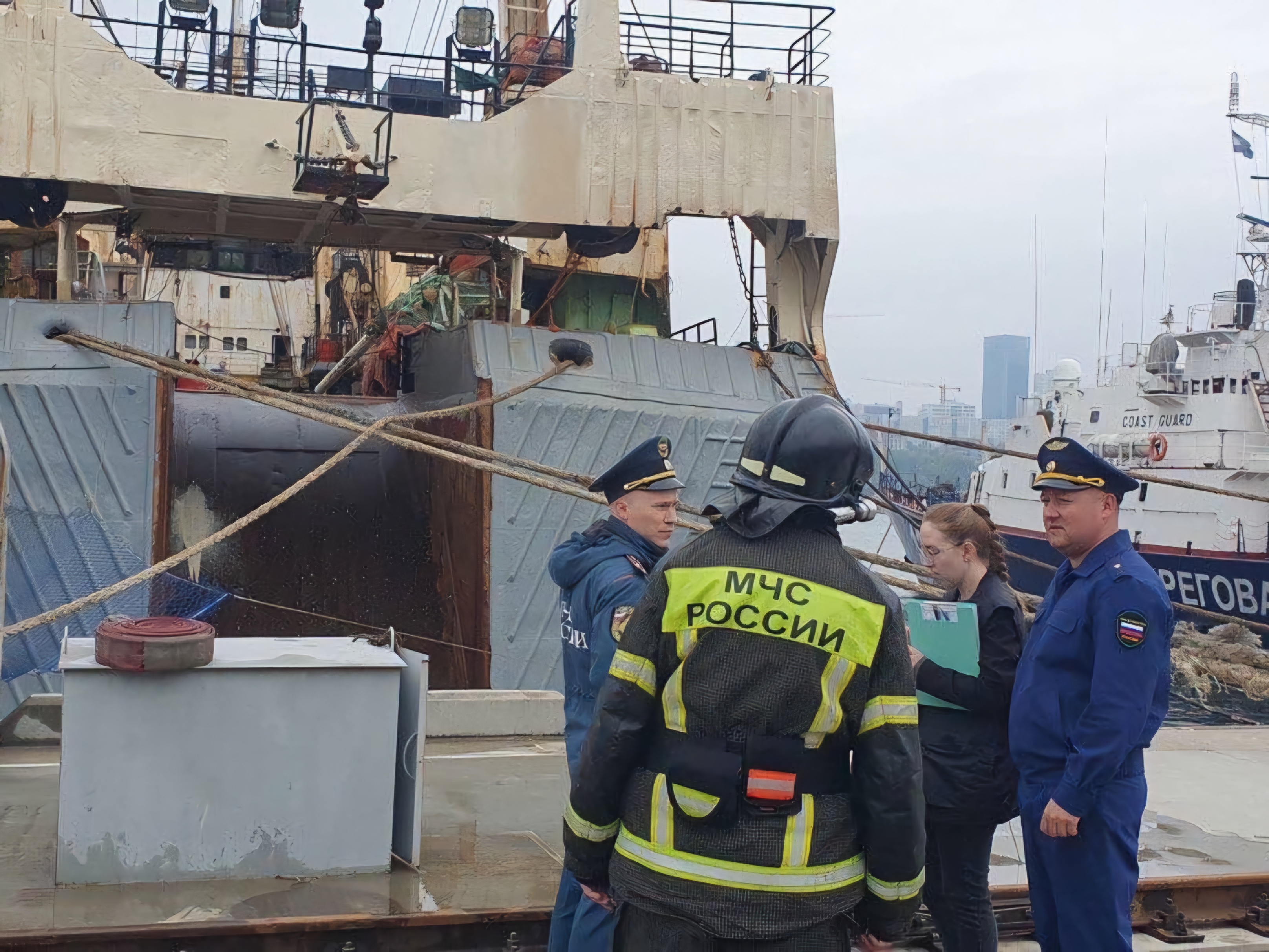 Во Владивостоке загорелось рыболовное судно «Ориентал Дискаверер», один человек погиб Во Владивостоке загорелось рыболовное судно «Ориентал Дискаверер», один человек погиб