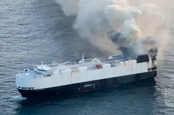 У берегов Аляски загорелось судно-автовоз с тремя тысячами машин на борту