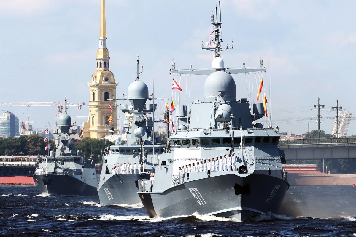 Главком ВМФ поздравил моряков с 330-летием флота