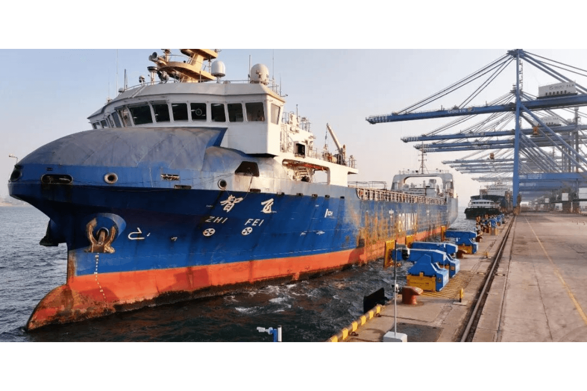 В Китае контейнеровоз зашел в порт и разгрузился без участия людей