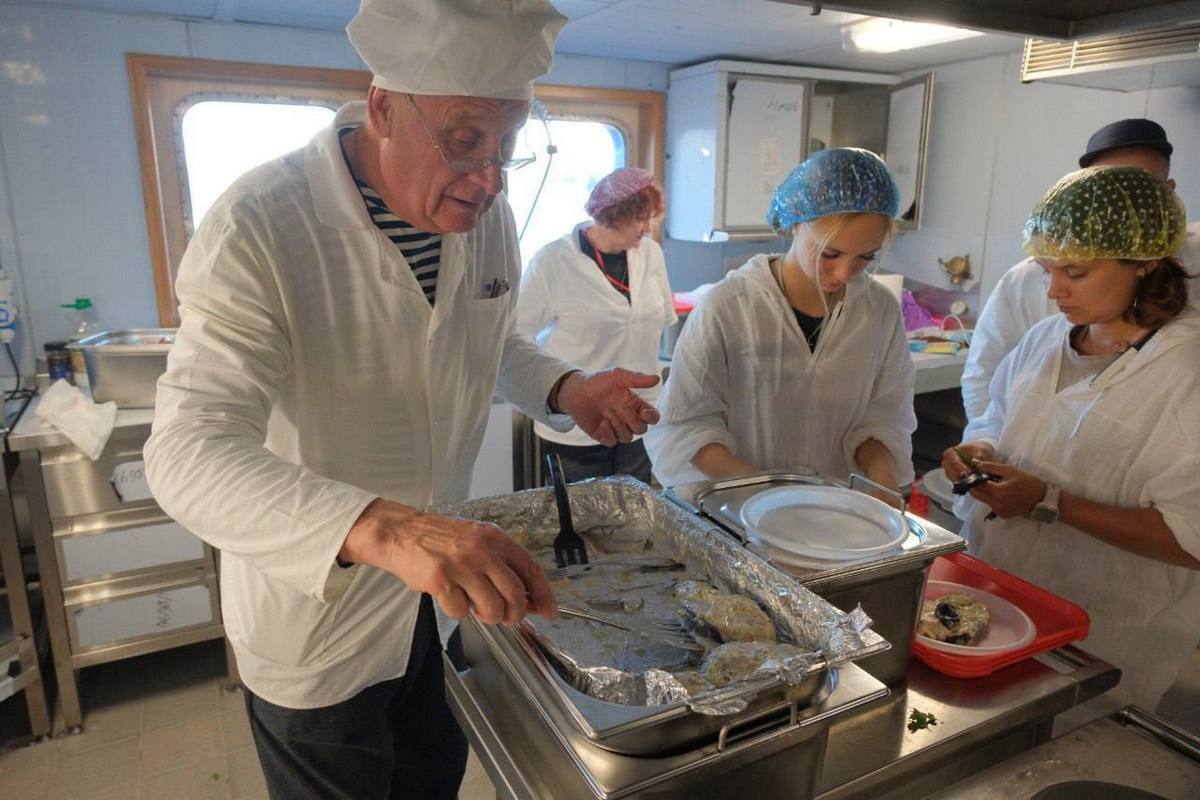 На Северной верфи попробовали первые блюда с камбуза строящегося ярусолова «Марлин»