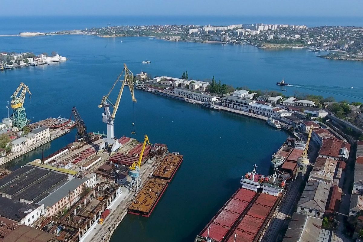 Пожар на Севастопольском морском заводе потушен, два поврежденных корабля восстановят 