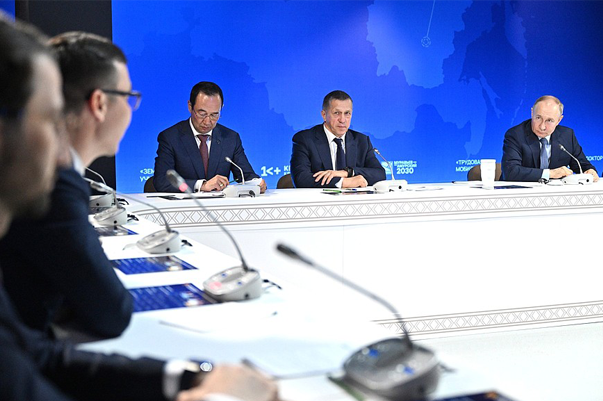 Мосты через Лену и на Сахалин, новая верфь - Путин о планах развития Дальнего Востока