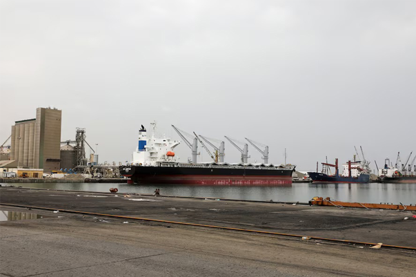 Хуситы пригрозили возобновлением атак на суда в Красном море