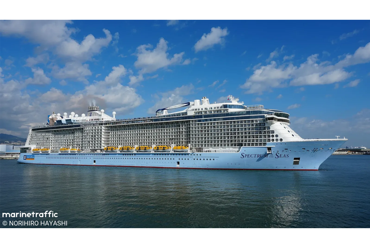 На круизном лайнере в Японии застряли более 500 россиян