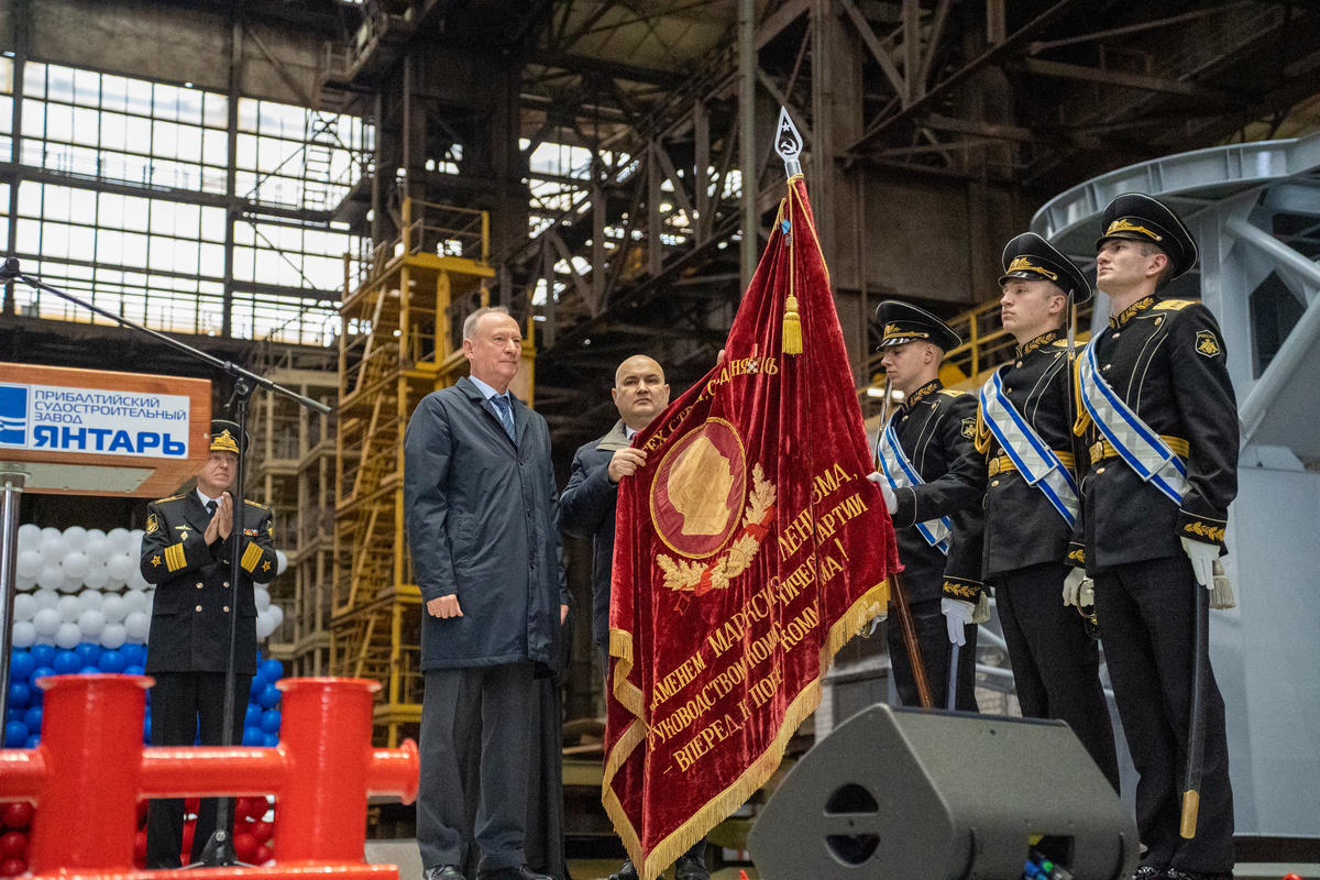Глава Морской коллегии вручил ПСЗ «Янтарь» орден «За доблестный труд»
