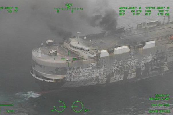 Пожар на судне с 3000 машин на борту у берегов Аляски потух спустя две недели  